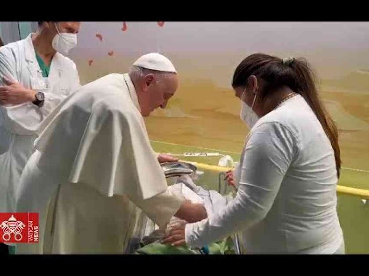 Il Papa visita il reparto di oncologia del Gemelli e battezza un bambino