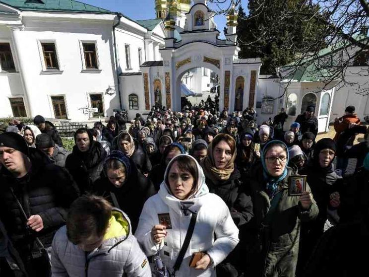 I fedeli fermano per ora lo sfratto del “Vaticano” ortodosso a Kiev