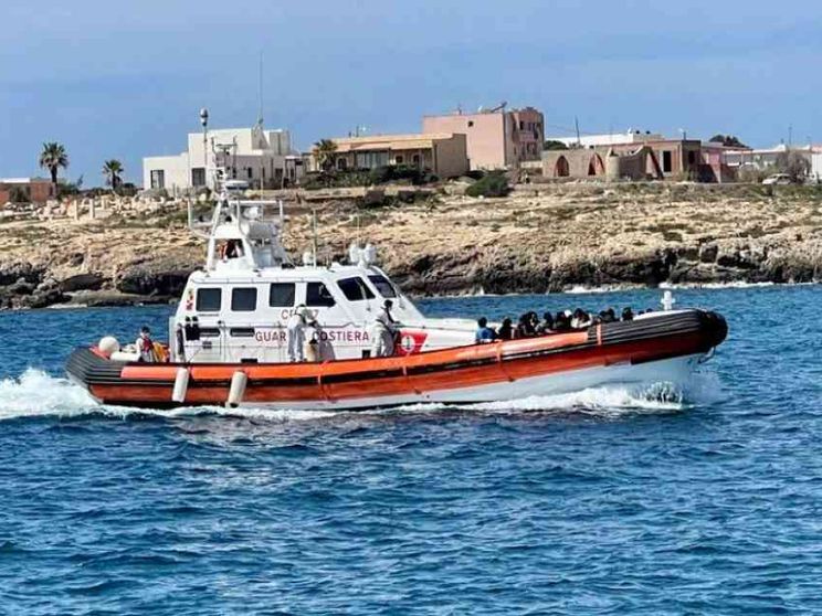 Salvati con l'elicottero i 32 migranti bloccati sull'isolotto di Lampione