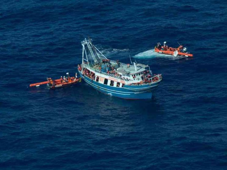 440 sulla nave Geo Barents trasbordati dal motopesca alla deriva