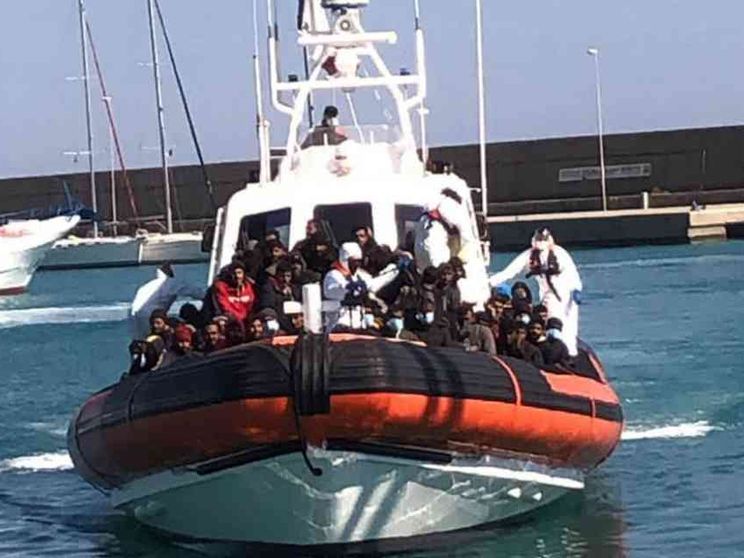 Il governo accelera sui rimpatri veloci. Accoglienza, primi (timidi) segnali