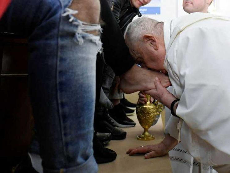 Il Papa lava i piedi ai giovani detenuti: «Gesù ci ama come siamo»