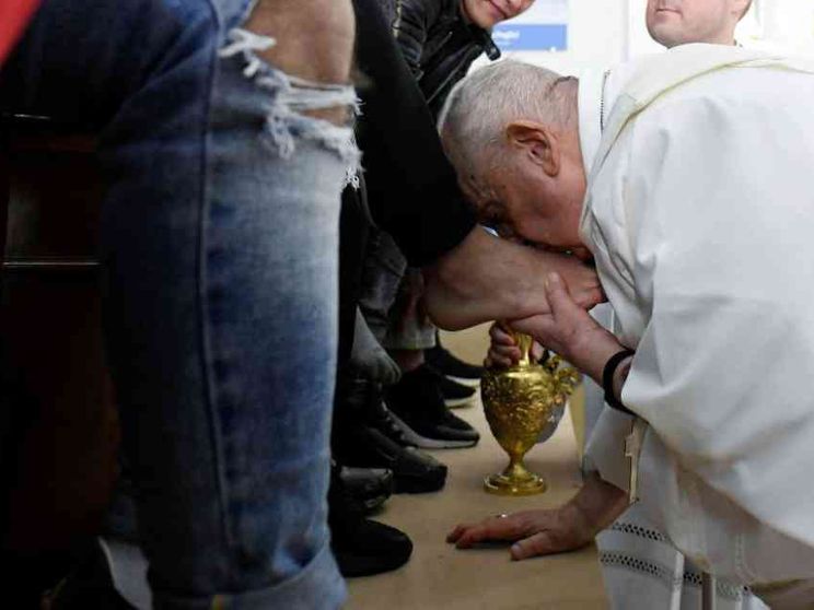 Il Papa lava i piedi ai giovani detenuti: «Gesù ci ama come siamo»