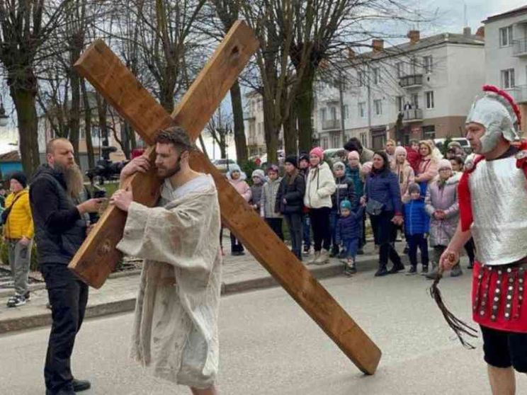 Settimana Santa, la Via Crucis riporta la pace per le strade e sfida la guerra