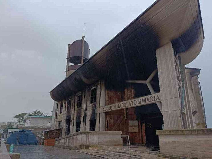 Formia, violento incendio al Villaggio don Bosco