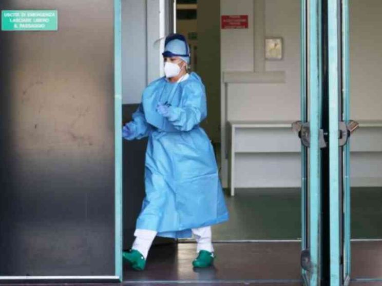 Infermieri in calo, ospedali e Rsa in crisi. Li cercheremo all’estero