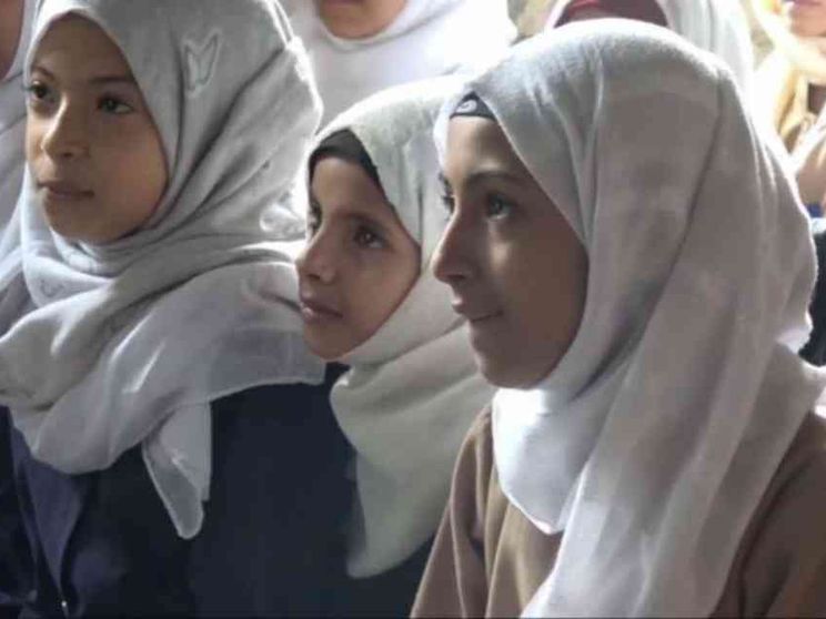 I bambini dello Yemen in guerra trovano la pace andando a scuola