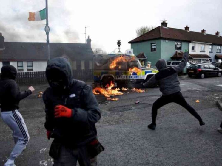 A 25 anni dalla pace a Derry tornano gli scontri e le molotov