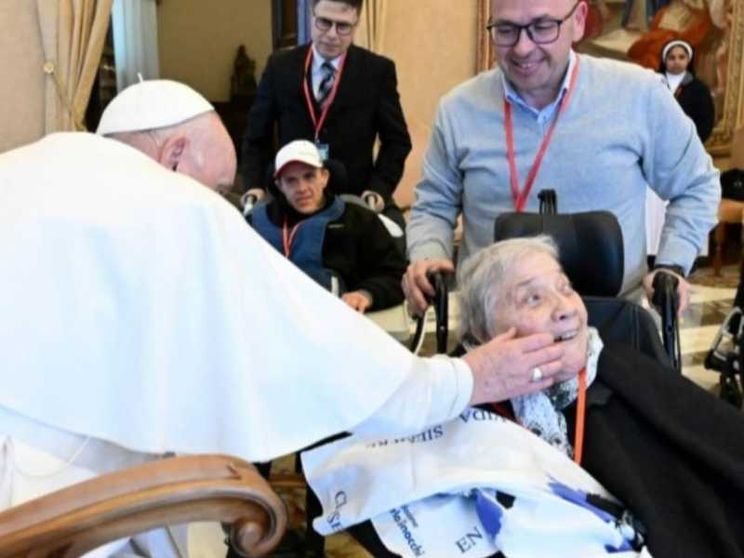Il Papa: «Prendersi cura degli scartati dall'economia sanitaria»