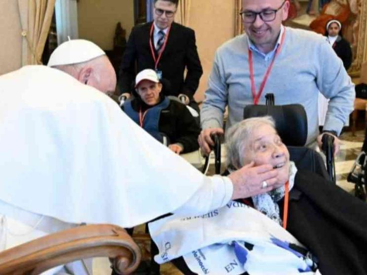 Il Papa: «Prendersi cura degli scartati dall'economia sanitaria»