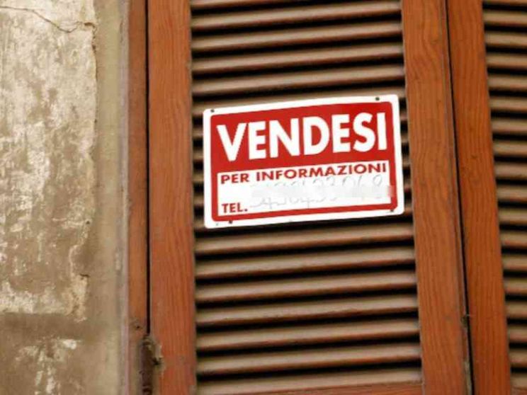 I tassi dei mutui sfondano il 4%. Così il mercato immobiliare non regge