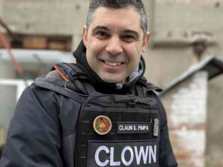 Il «claun» italiano che sa restituire il sorriso ai bimbi feriti dalla guerra