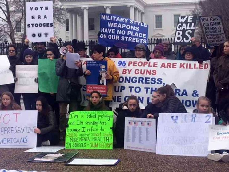 Imboccano vialetto sbagliato, il proprietario esce di casa e uccide 20enne