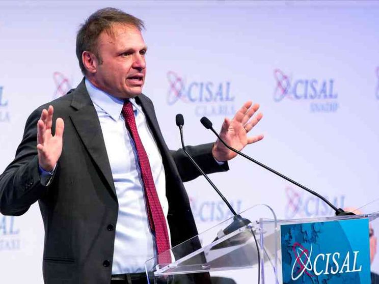 Lollobrigida inciampa sulla «sostituzione etnica»