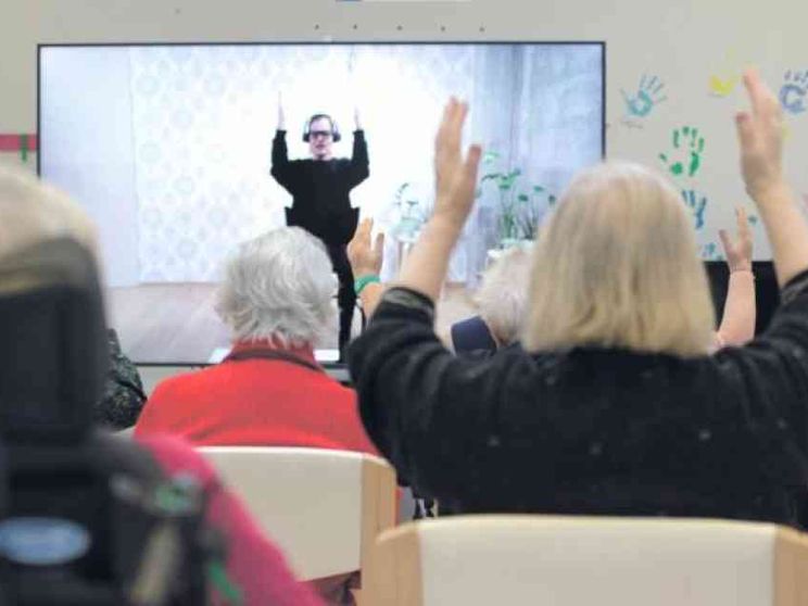 Videoconnessioni, concerti e sogni: così rinascono gli anziani