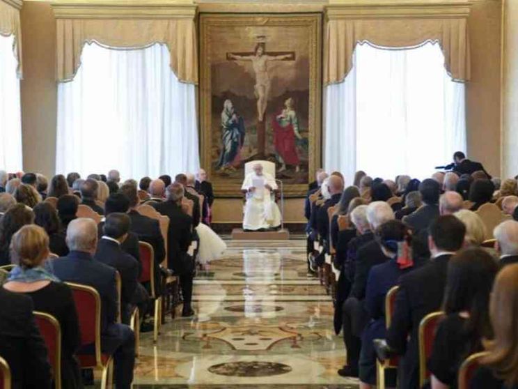 Il Papa: gli scandali finanziari sono un danno per la Chiesa e per la fede