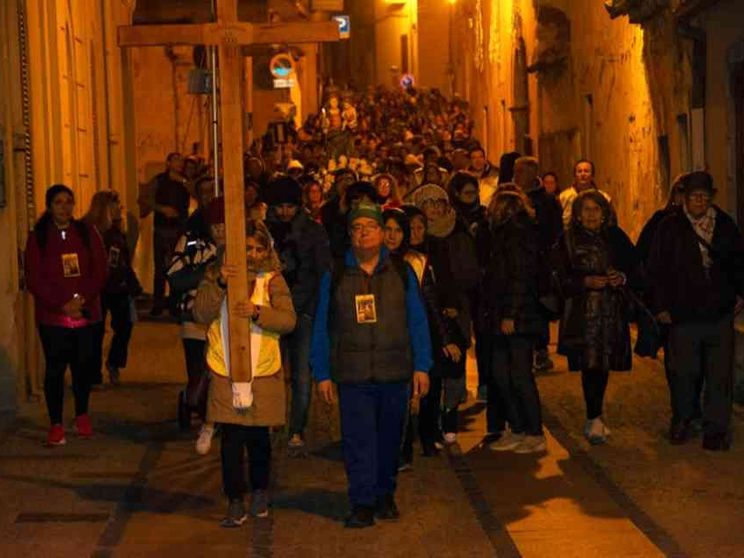 Il popolo della Madonna di Bonaria pellegrino nella notte, per la pace
