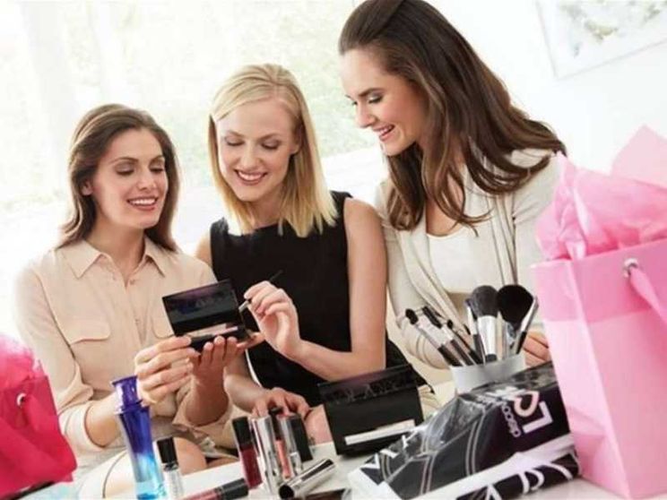 L'industria cosmetica punta su donne e giovani talenti
