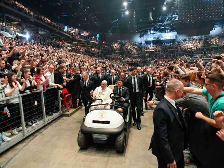 Il Papa ai giovani: «Non accontentatevi, puntate in alto»