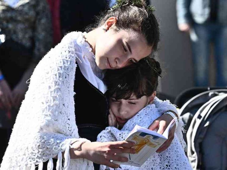 Messa del Papa con 50mila fedeli a Budapest: i cristiani siano porte aperte