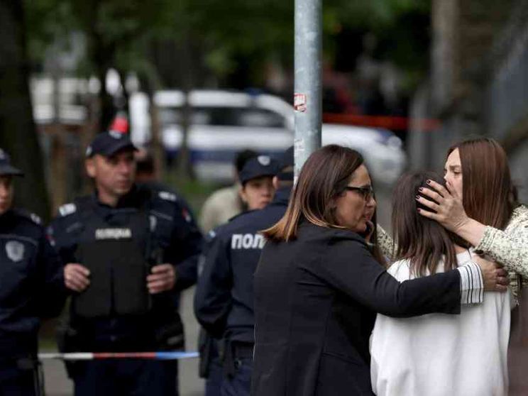 Almeno 9 morti (8 studenti) nella sparatoria in una scuola a Belgrado