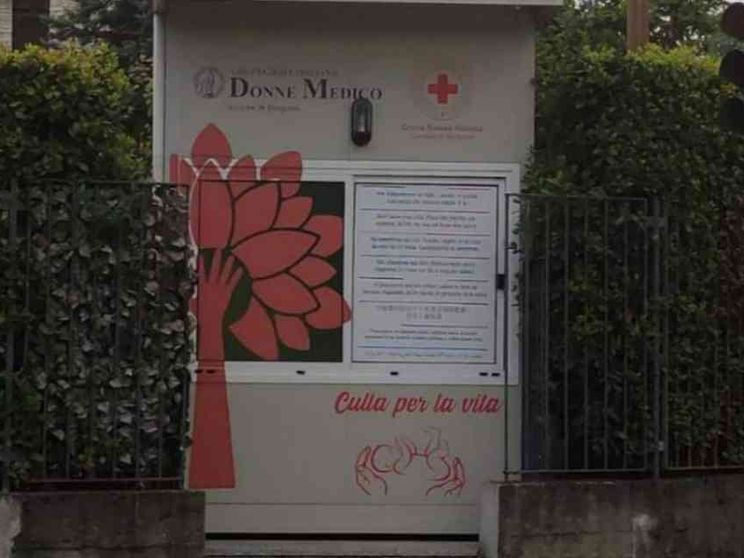 Neonata nella Culla per la vita di Bergamo. La mamma: «Ti amerò per sempre»