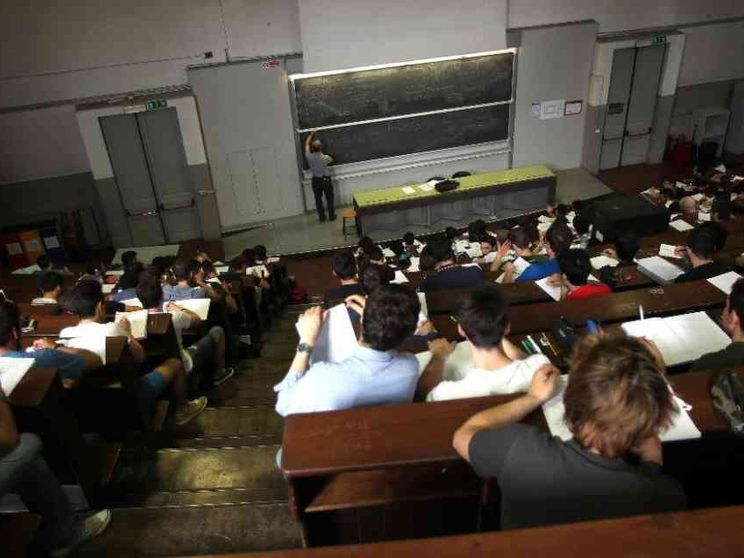 Oltre la meritocrazia, l'Università non sia più un parcheggio sociale