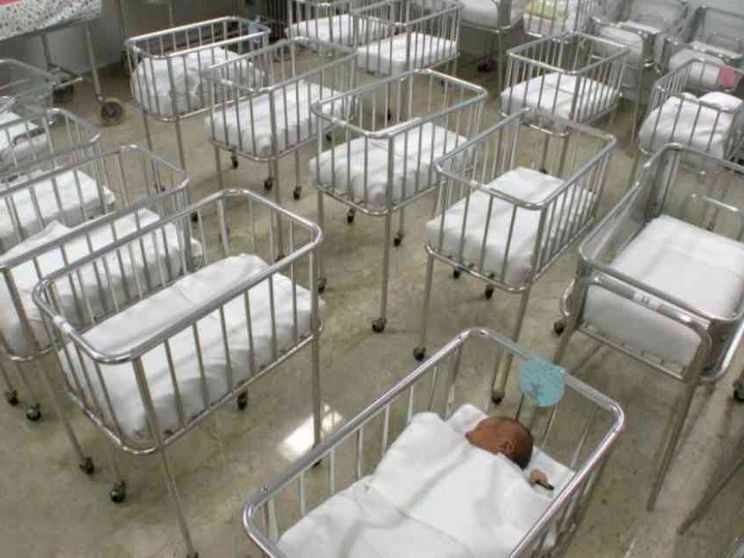 Obiettivo: 500mila nati entro il 2030, «aiutiamo i giovani a fare più figli»