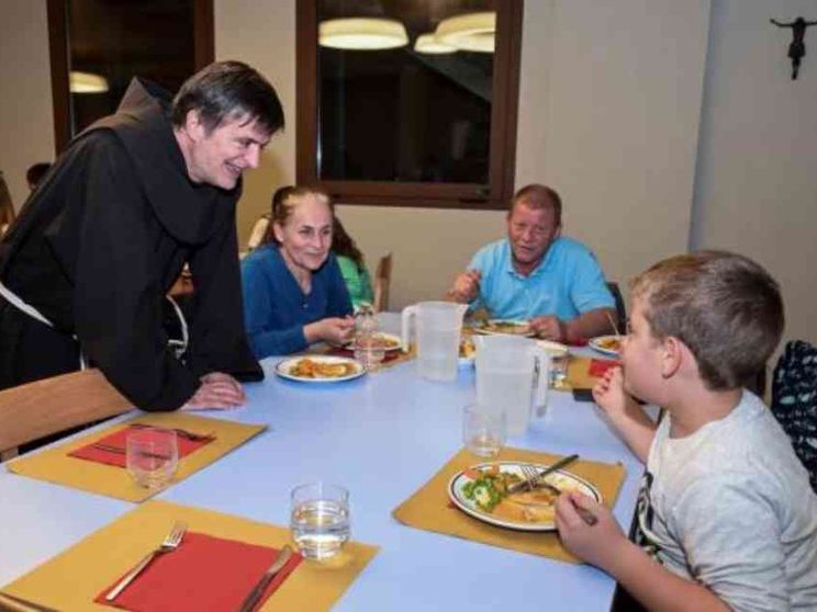 Sempre più famiglie e anziani in coda alle mense dei poveri