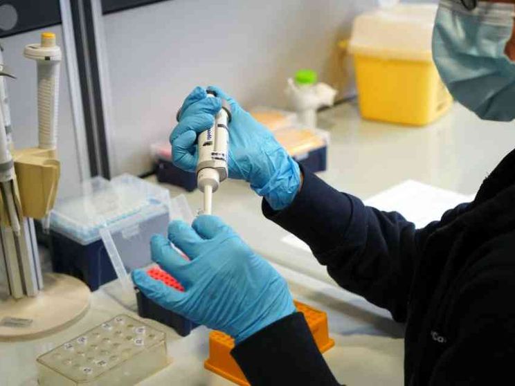 Nasce un “figlio di tre genitori”. Un bambino può essere un esperimento?