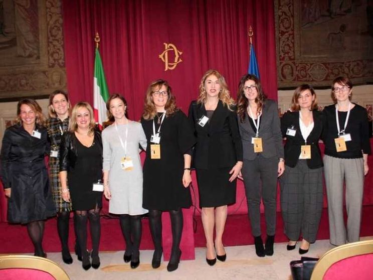 Essere donna è uno svantaggio oncologico: la parità si fa con il welfare
