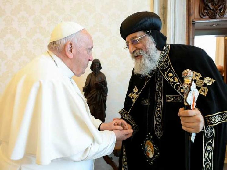 L'abbraccio del Papa a Tawadros II, leader copto ortodosso