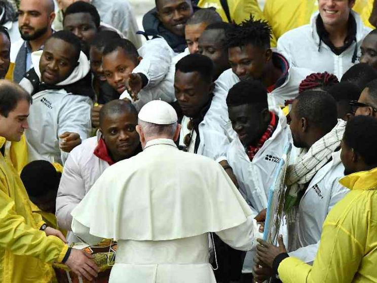 Il Papa: emigrare sia scelta non obbligo