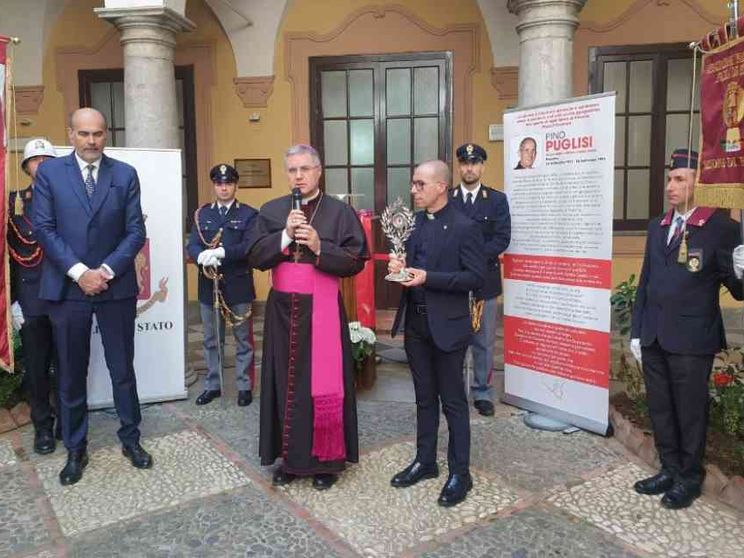 La reliquia del beato don Puglisi nel chiostro della questura di Palermo