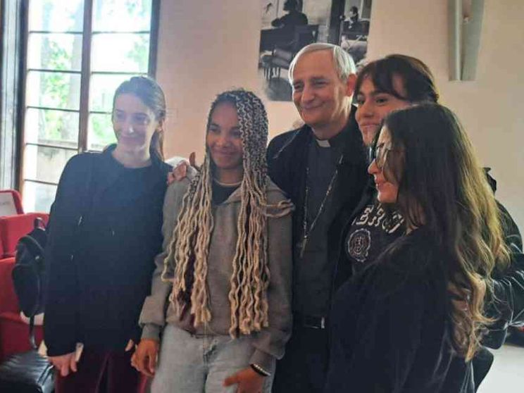 Il cardinale Zuppi dopo 50 anni torna al "suo" liceo Virgilio a Roma