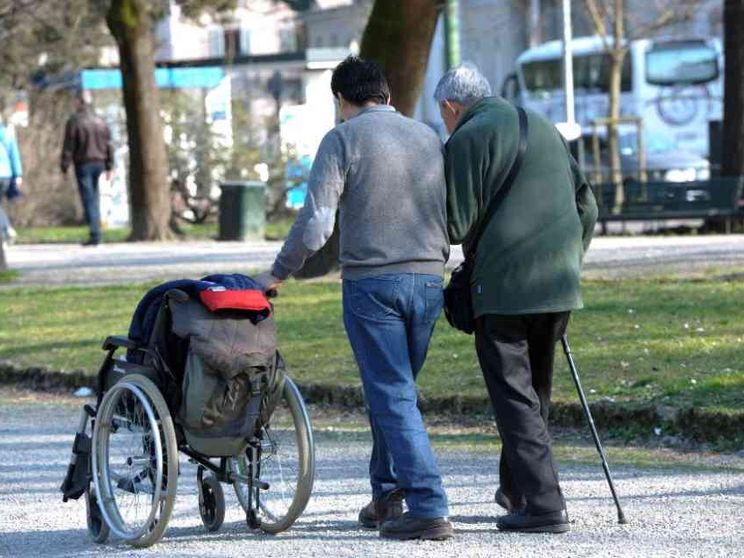 Sanatoria badanti, dopo 3 anni solo la metà ha il permesso