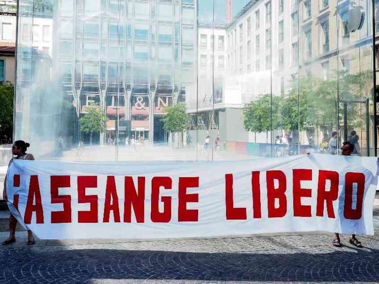 Petizione per Julian Assange, superate le 120 firme