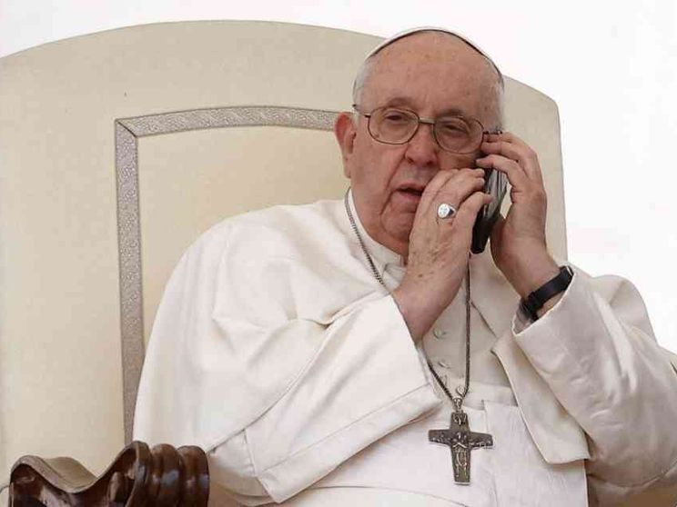 Papa Francesco al cellulare durante l'udienza in piazza San Pietro