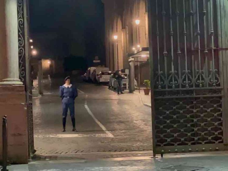 Paura in Vaticano, auto forza un varco