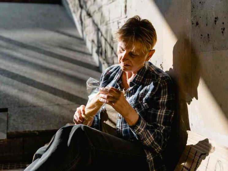 Poveri penalizzati e lavoro svilito: così si fa un balzo all'indietro