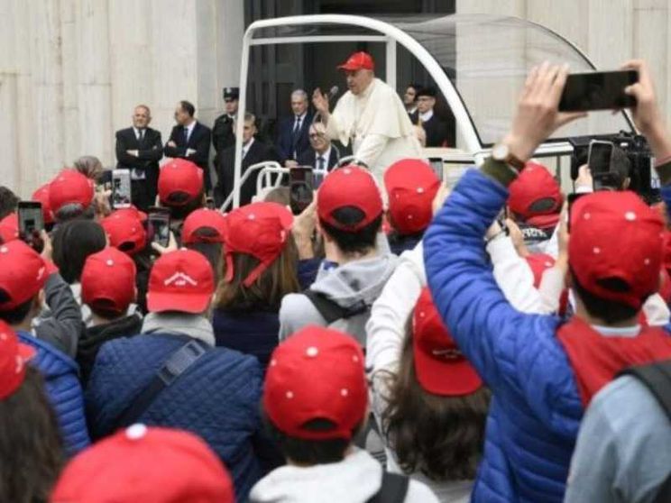 l Papa ai cresimandi: il diavolo è felice se sparliamo e litighiamo