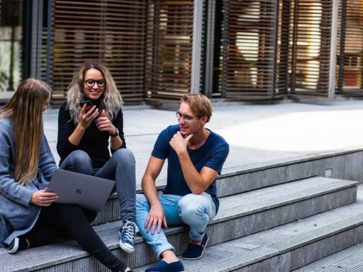 «Gli smartphone ci isolano, comunichiamo con il cuore»
