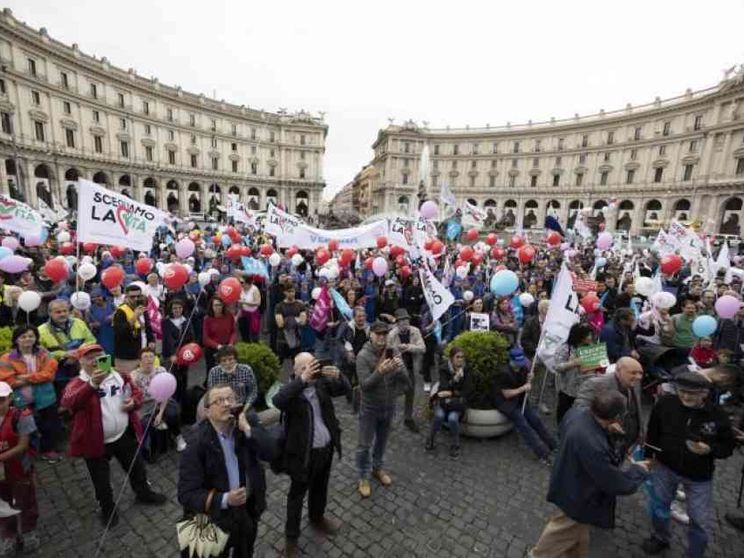 A Roma il popolo della vita. «Noi dalla parte di piccoli, ultimi e scartati»