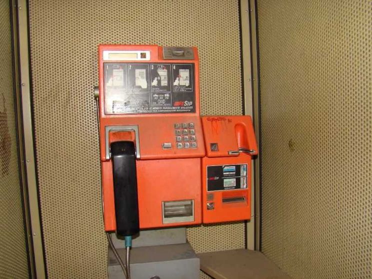 Addio alle cabine telefoniche, Tim ha il permesso di eliminarle
