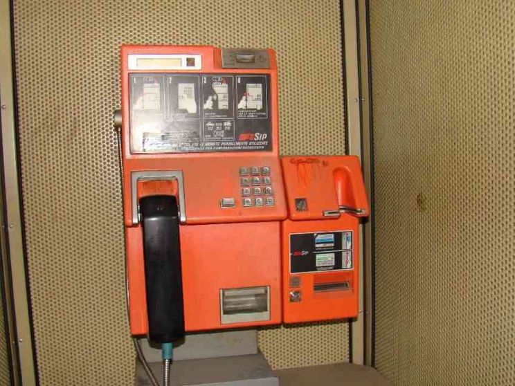 Addio alle cabine telefoniche, Tim ha il permesso di eliminarle