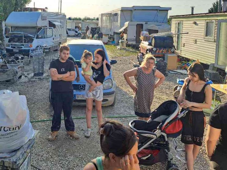 Nel campo sinti (regolare) a Sant'Agata i soccorsi non sono mai arrivati