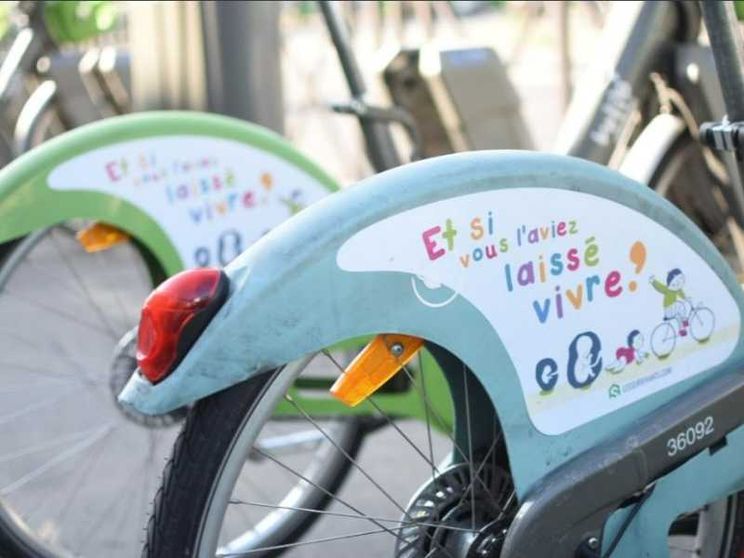 Scuotono Parigi gli adesivi anti-aborto sulle bici pubbliche