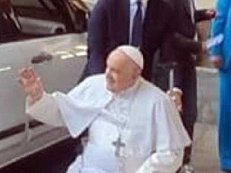 Il Papa nella sede Rai di Saxa Rubra. Accolto con un "Viva il Papa"