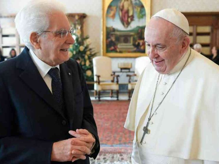 Il Papa consegna premio Paolo VI a Mattarella: maestro e testimone coerente