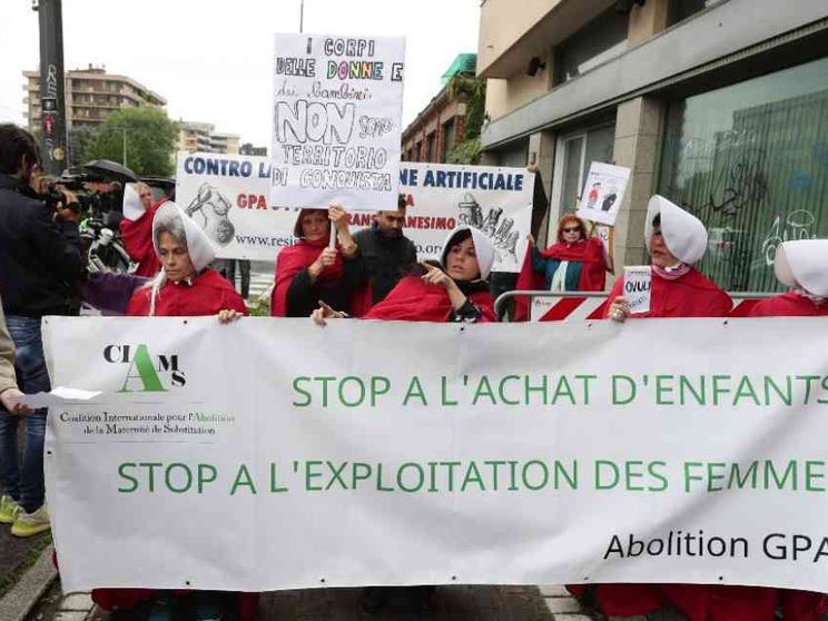 500 firme a sinistra per dire no alla maternità surrogata